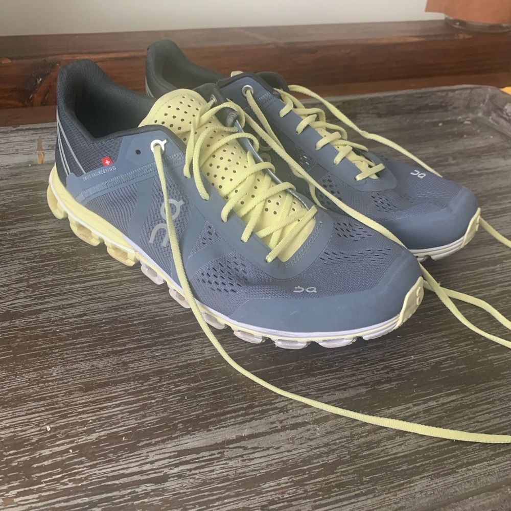 On CloudFlow Women’s Tennis Shoes - Size 9